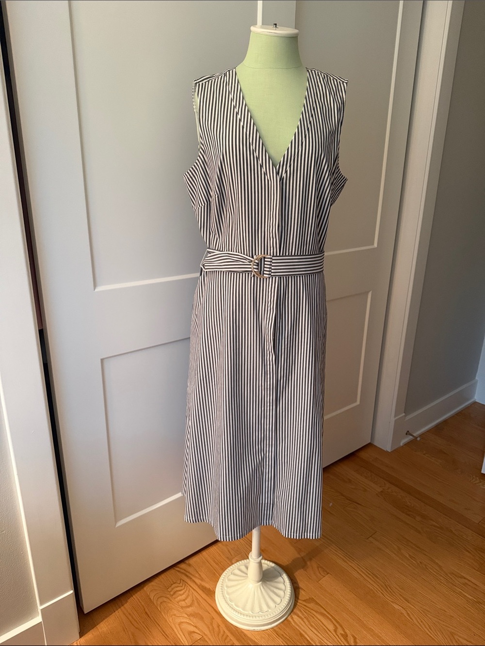 Sleeveless V-Neck Striped Midi Dress with Belt - Black/White